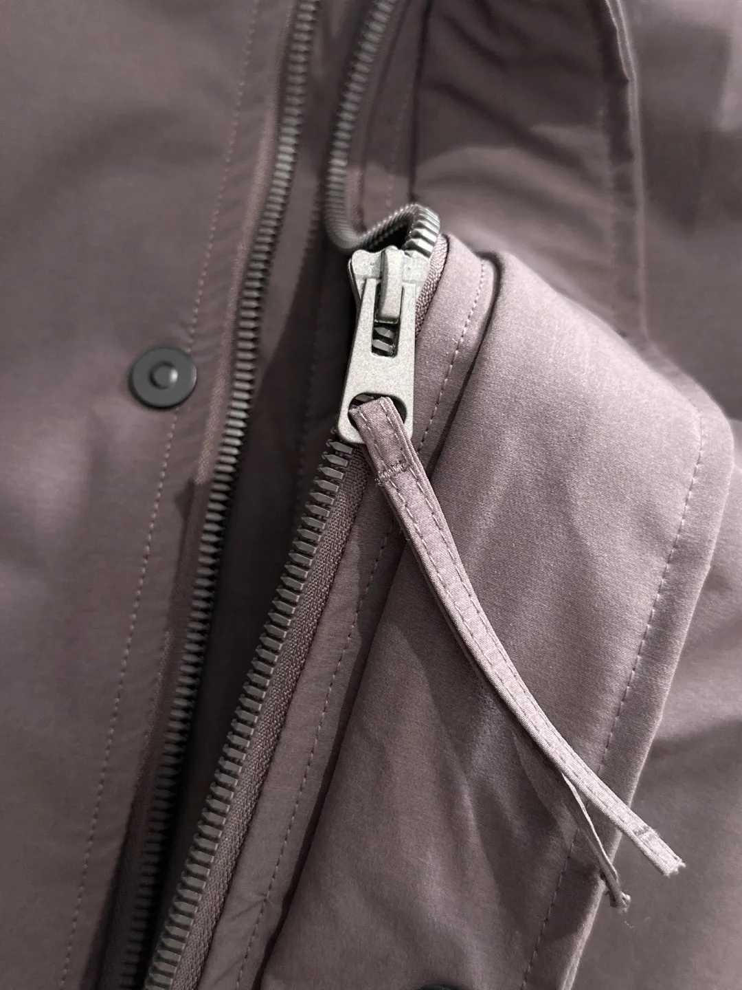 Two-day delivery time P960 Big Goose 🔥🔥 High-end customization 2025 winter official website's latest popular down jacket. Original custom-made hardware accessories for customers, all imported and original customization. Welcome to compare at the counter. Absolutely high quality. Use top-grade 90 white goose down. Super soft. Filled with fluffy and full feathers. Super heavy work. Fabric workmanship is excellent. The version is super perfect. Note⚠The fabric is super comfortable. Exclusive model. High-end quality. A must-have warm and protective artifact in winter. Size: M-3XL
